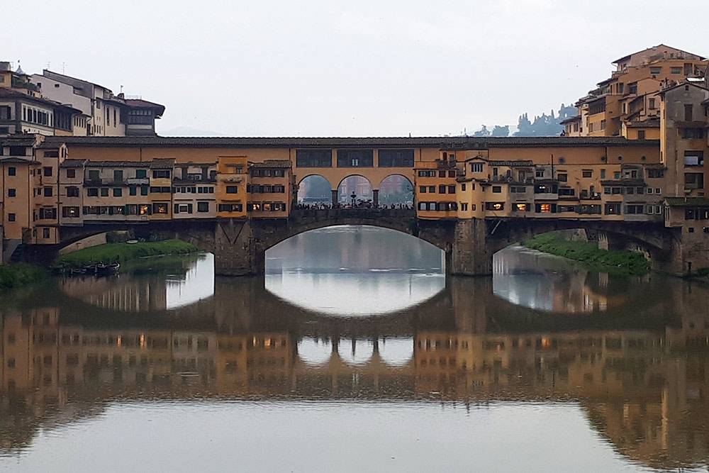 Мост Понте-Веккьо во Флоренции — памятник 14 века. На нем много туристов и магазинов с ювелирными изделиями. Стоит остерегаться карманников