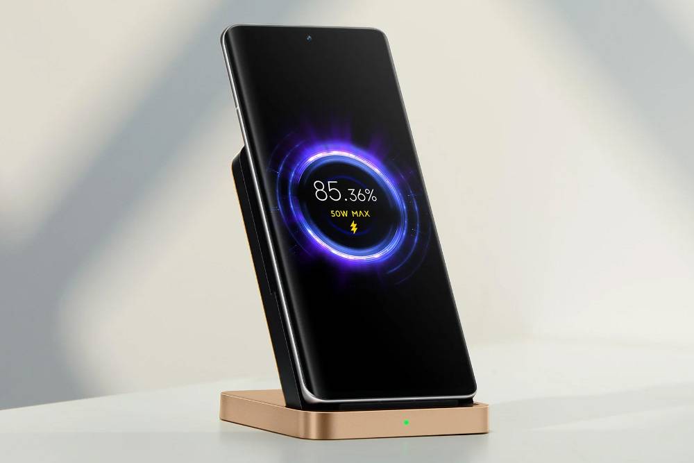Фирменная быстрая беспроводная зарядка Xiaomi заполняет батарею Mi 12 Pro за 42 минуты, но телефоны других производителей будут забирать энергию в своем темпе и заряжаться за полтора часа или дольше. Источник: mi.com