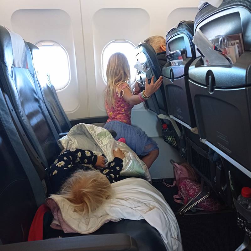 Маленькая дочь проспала все три часа полета до Москвы