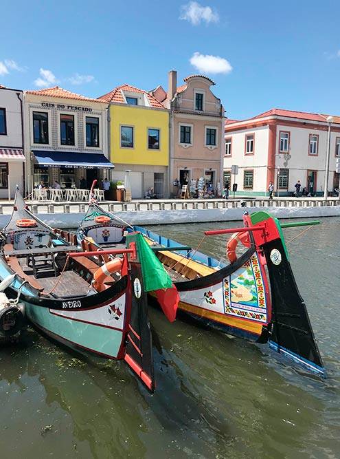 Канал и рыбацкие лодки в португальской Венеции