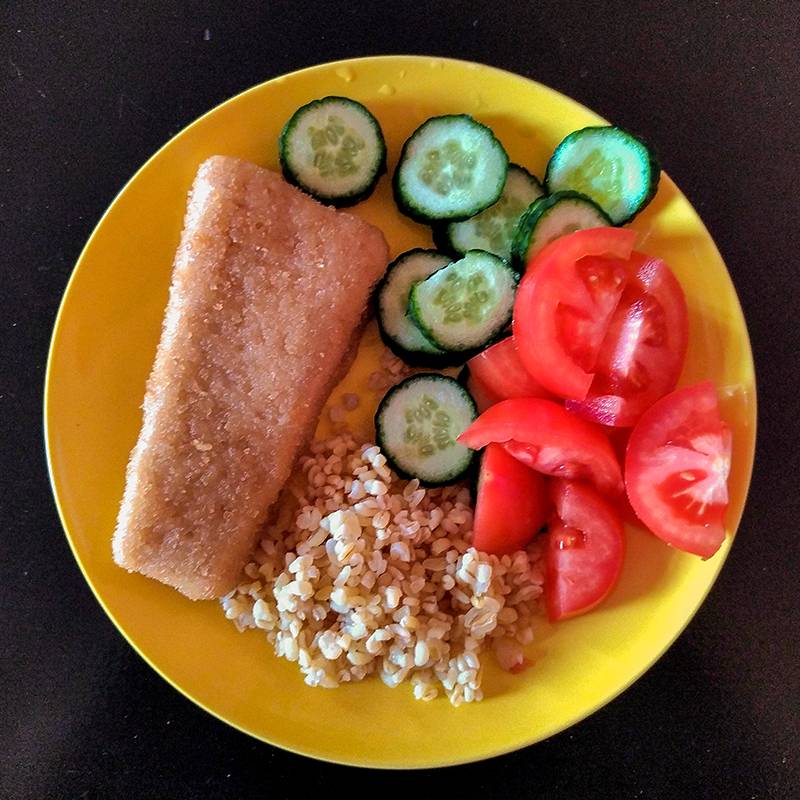 Ужин: рыбный треугольник с булгуром и овощами