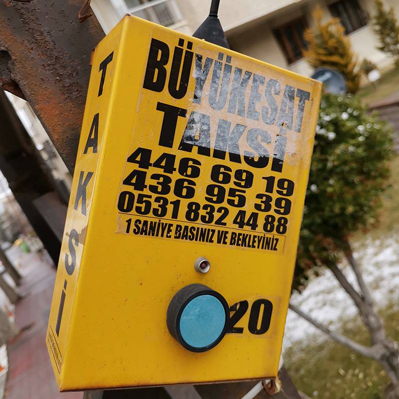 Кнопка вызова такси на улице