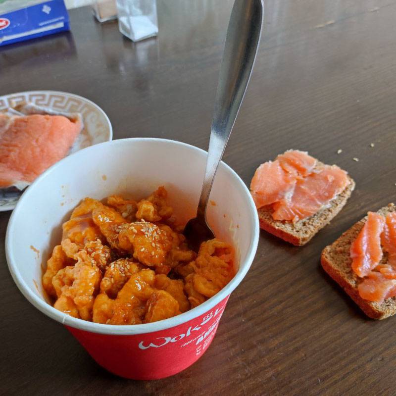 Под курицей вкусный рис, пропитанный соусом