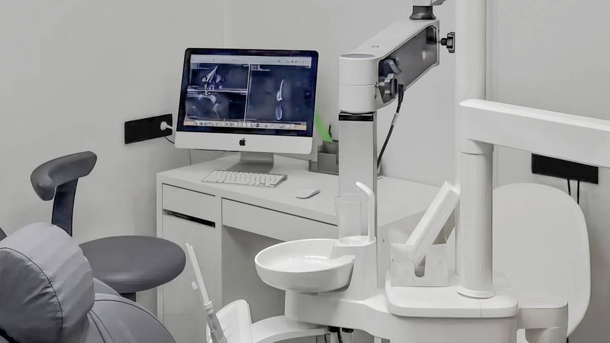 Рабочее место: кабинет стоматолога с немецкими микроскопами, 3D-сканером и Аймаком