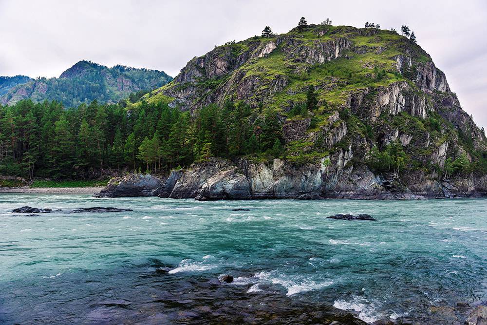 Скалы на реке Чемал недалеко от местной ГЭС. Фото: Елена Симакова