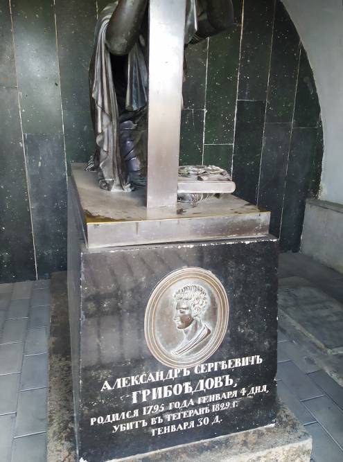 Могила Грибоедова. Поэт работал дипломатом и жил в Тбилиси, где женился на грузинской княжне. Его похоронили на горе Мтацминда. Рядом с могилой власти открыли пантеон