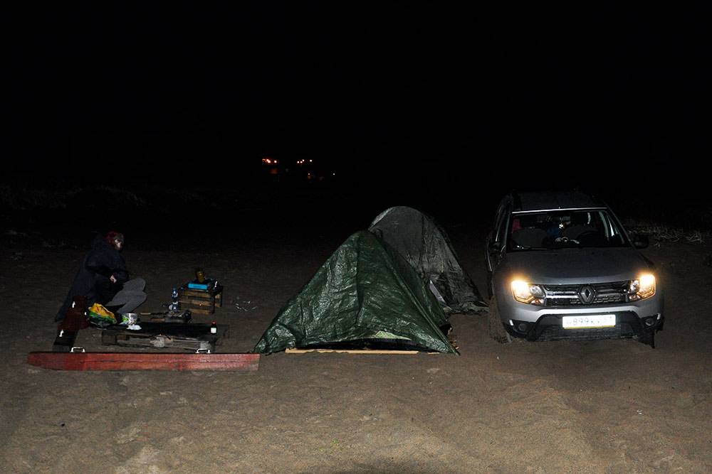Рядом поставили машину, чтобы хоть немного закрыть палатки и нашу импровизированную кухню от&nbsp;морского бриза