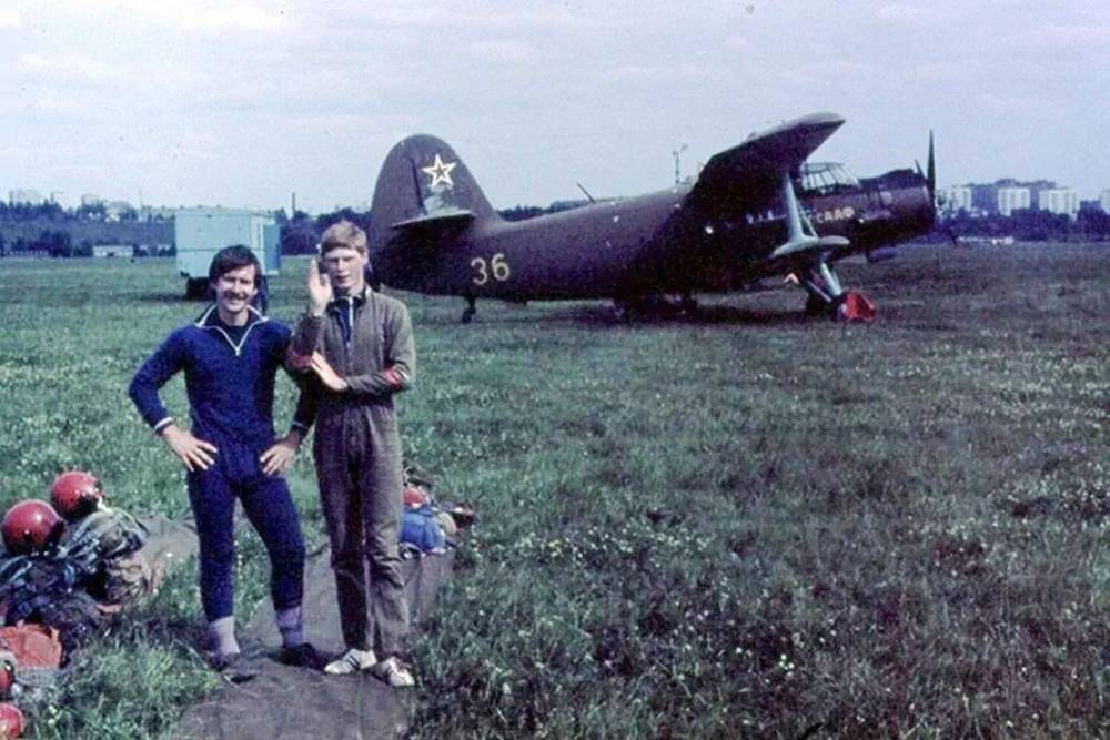 До и после Великой Отечественной войны на базе аэроклуба готовили летчиков и парашютистов. Источник: pastvu.com