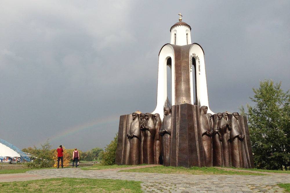 Часовня стоит на небольшой возвышенности, землю для которой белорусские матери привезли с могил своих сыновей, погибших в Афганистане