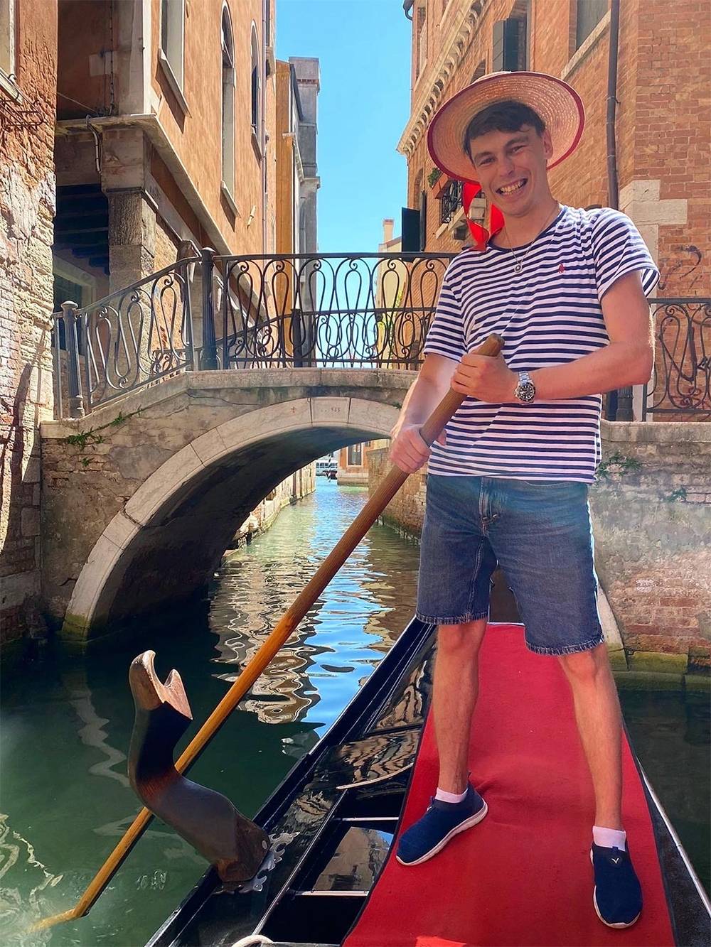 На фото управляю гондолой в Венеции
