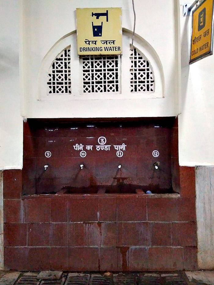 Источник «пригодной для питья» воды на одном из индийских вокзалов. Местные ее пьют