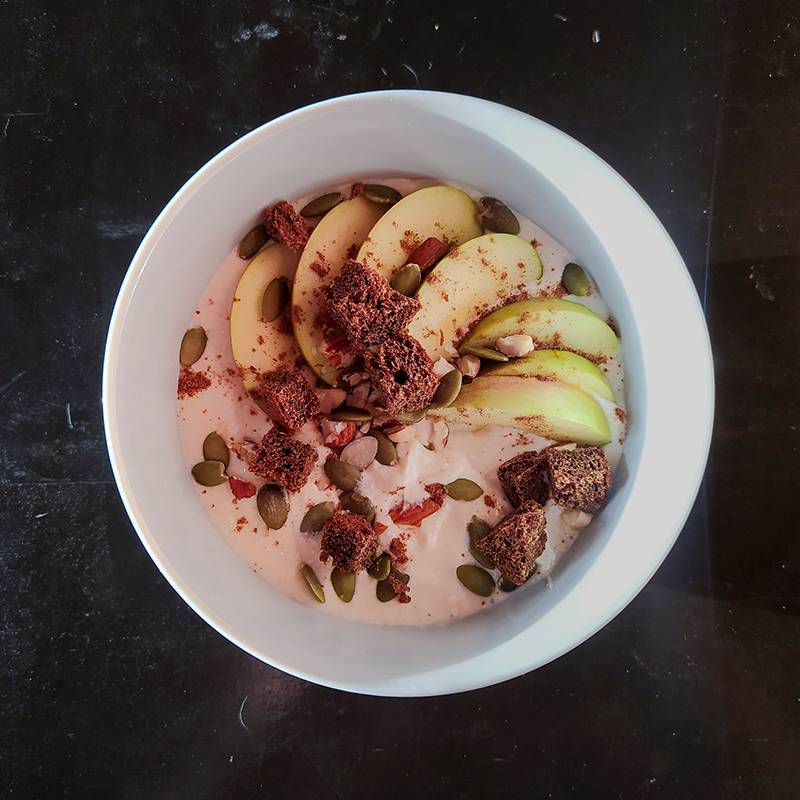 Завтрак: смесь творога, кефира и банана с яблоками, корицей и сухариками