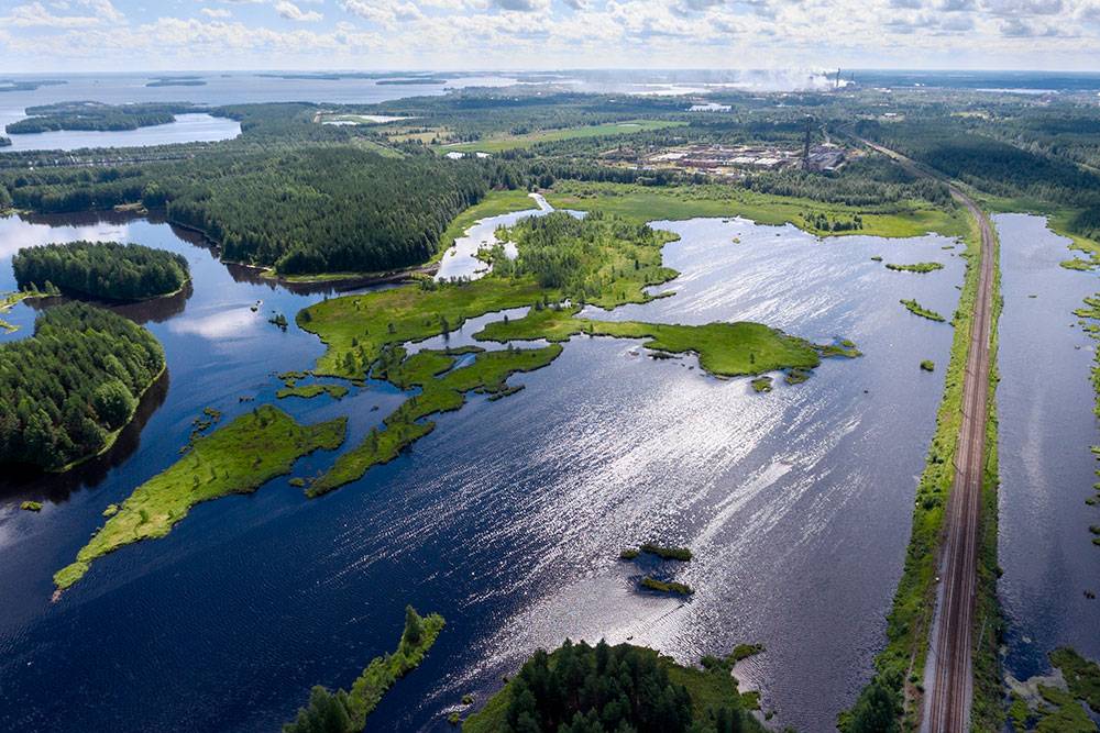 Сегежский район расположен в 250 км от Петрозаводска. Местные озера прекрасны, а туристов меньше, чем в окрестностях Петрозаводска. Единственный минус — специфический запах вблизи Сегежи. Там расположен целлюлозный комбинат, поэтому лучше уезжать от него подальше