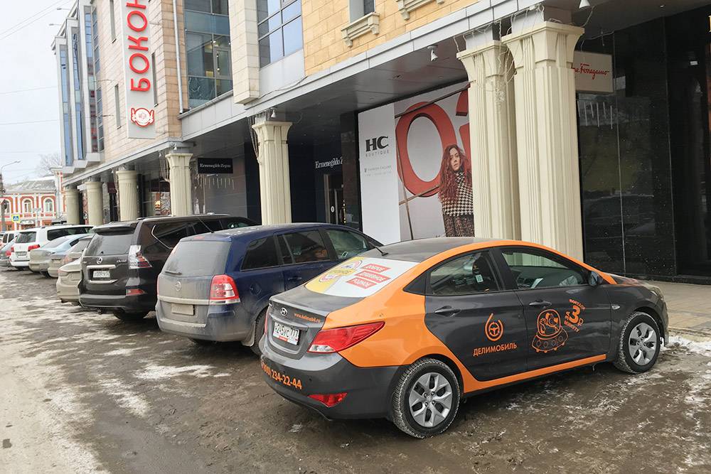 Кто-то оставил «Делимобиль» на парковке ТЦ в центре города