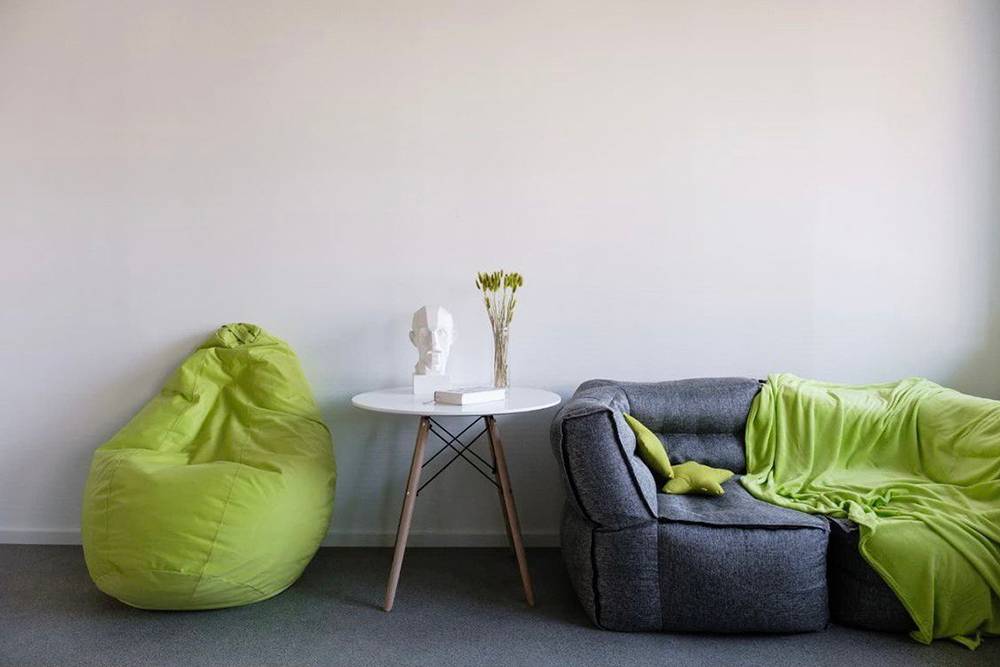 Кресло-мешок, пледы и подушки в виде звездочек наполнили пространство уютом