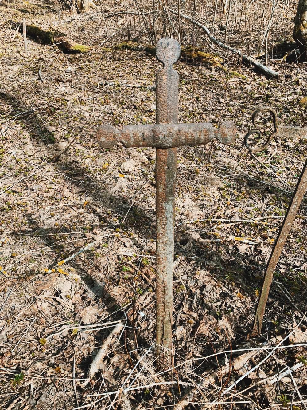 Валун Укко-Киви и кованые кресты на Кирхгофе
