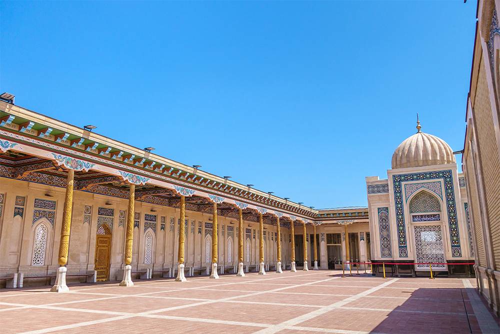 Внутренний двор мечети с деревянными резными колоннами. Источник: Poliorketes / Shutterstock