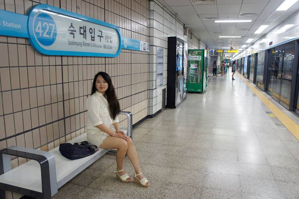 Я чаще всего езжу по Сеулу на автобусе, но, бывает, спускаюсь и в метро