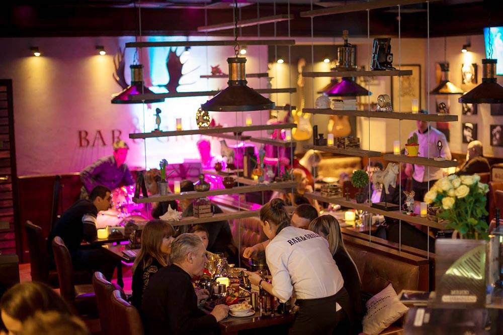 В стейк-хаусе Bar&Grill; мест не слишком много, поэтому лучше бронировать столик заранее. Фото: стейк-хаус Bar&Grill;