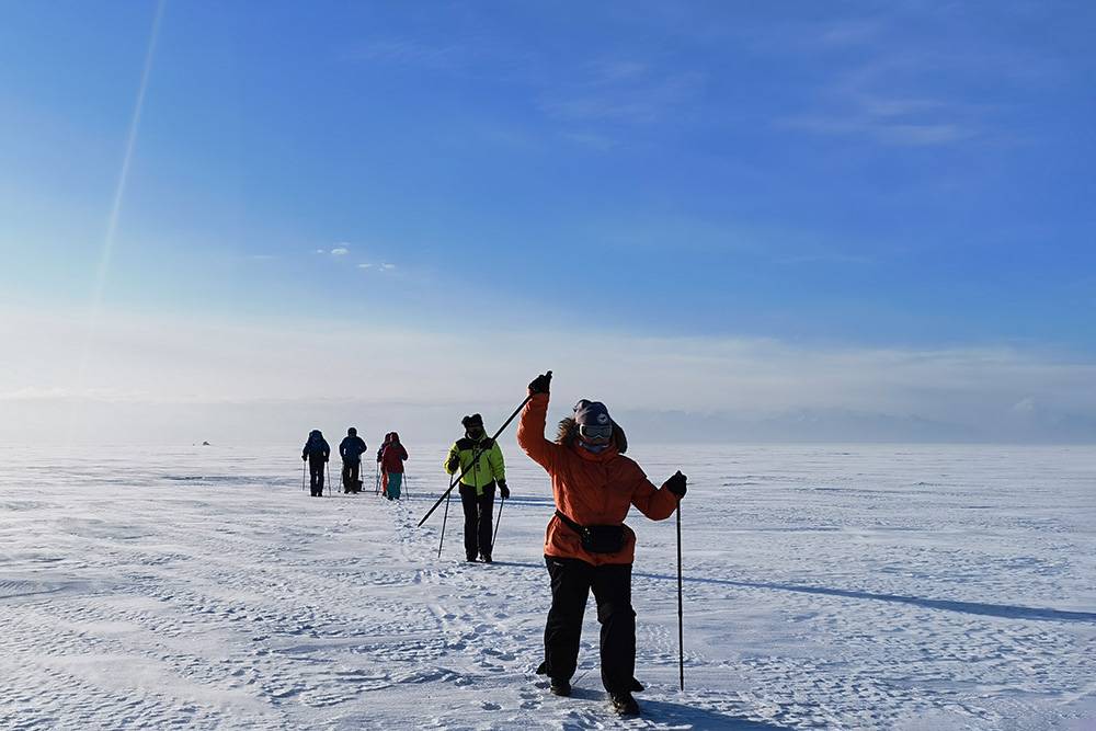 Участники экспедиции «БеZOOMная экспедиция для&nbsp;тех, кто любит жизнь» переходят озеро Байкал по льду