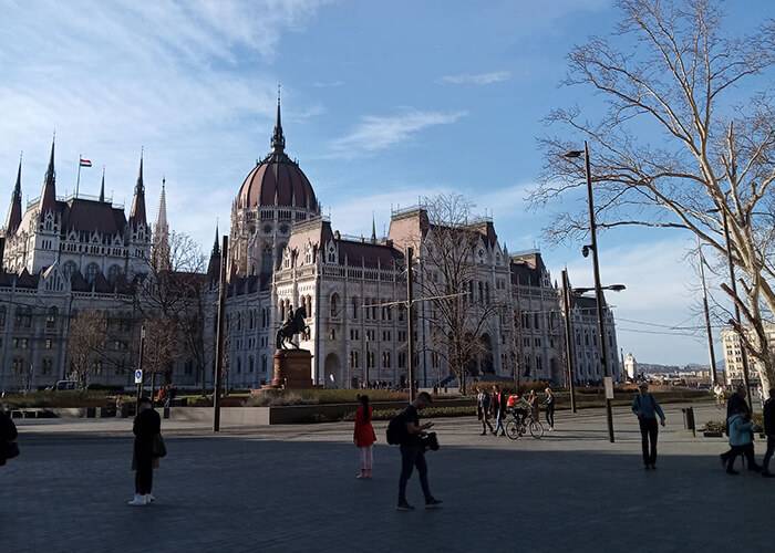 У здания венгерского парламента обычно собираются толпы туристов. Сейчас почти никого нет