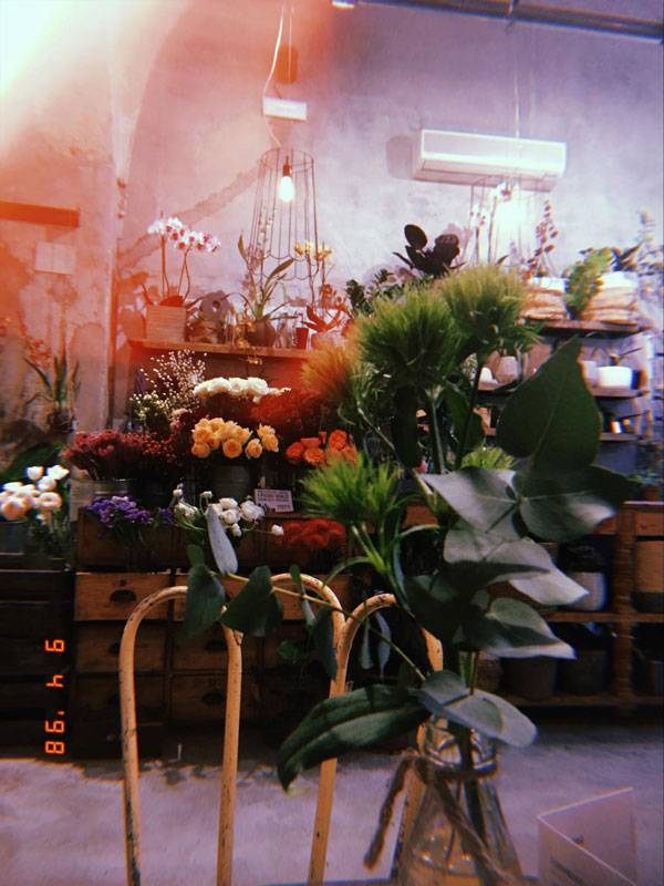 Внутри кафе La Ménagere — цветочный магазин