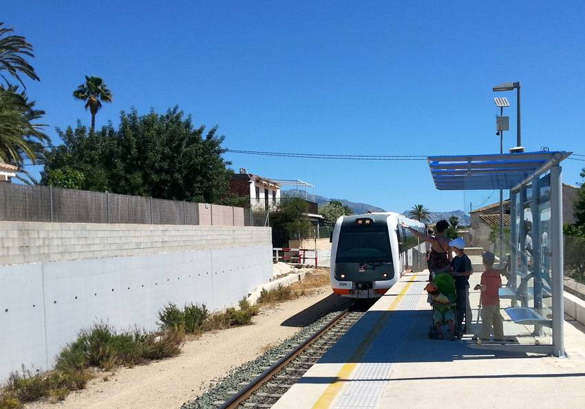 Трамвай подходит к станции «Ками-Ковес», пассажиры сигналят рукой