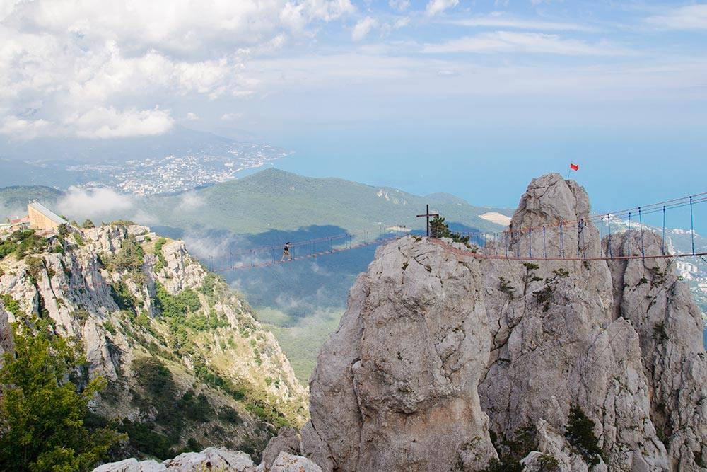 Подвесной мост над горой Ай-Петри я не забуду никогда. Я шел со страховкой, но мост качало от ветра, и я вымерял каждый шаг. Приходилось смотреть вниз, а организаторы не советуют этого делать
