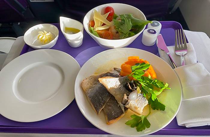 Обед в бизнес-классе: кормили вкусно, наливали хорошо