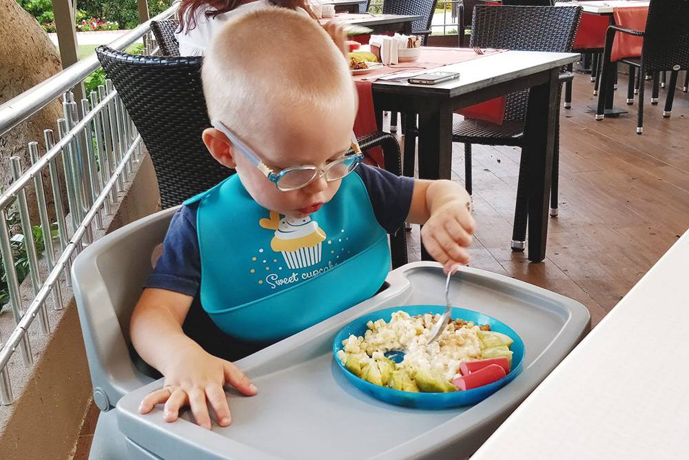 В детском ресторане для малышей была пластмассовая посуда — это удобно, ведь дети не всегда сидят за столом аккуратно. Силиконовый фартук мы привезли с собой