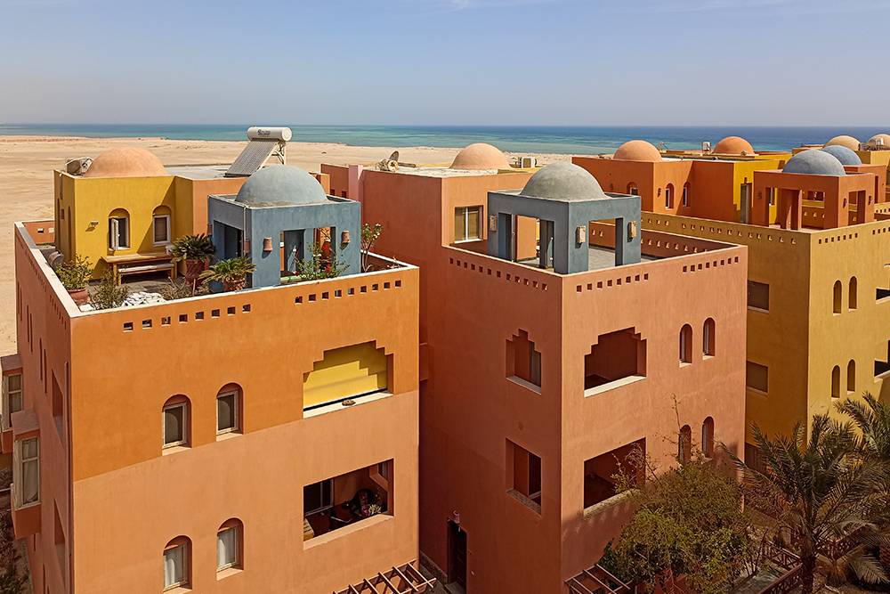Вид с крыши Al Dora Residence, на заднем плане — Красное море