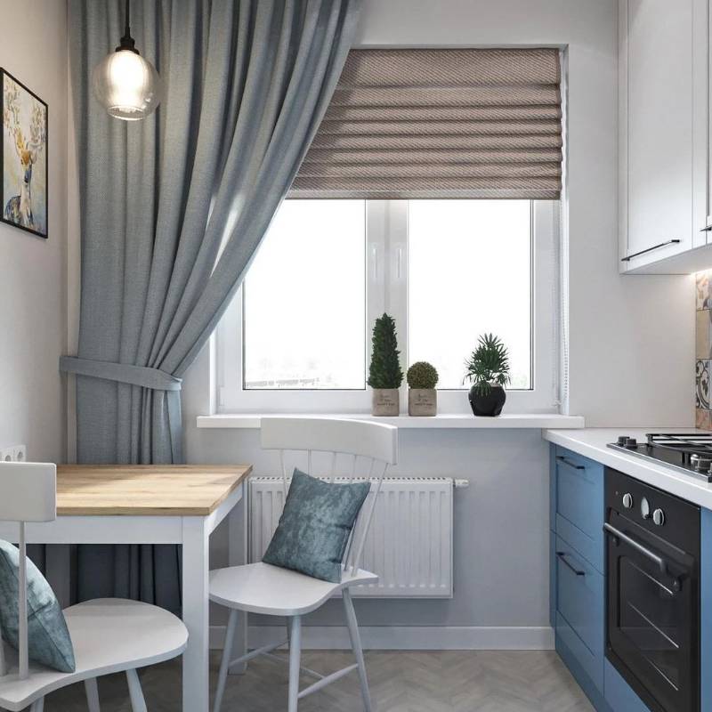 Стол лучше выбирать небольшой — 60 × 80 или 80 × 80 см. За таким столом удобно есть, и он не занимает много места. Источник: bursikova_designe_home / ivd.ru