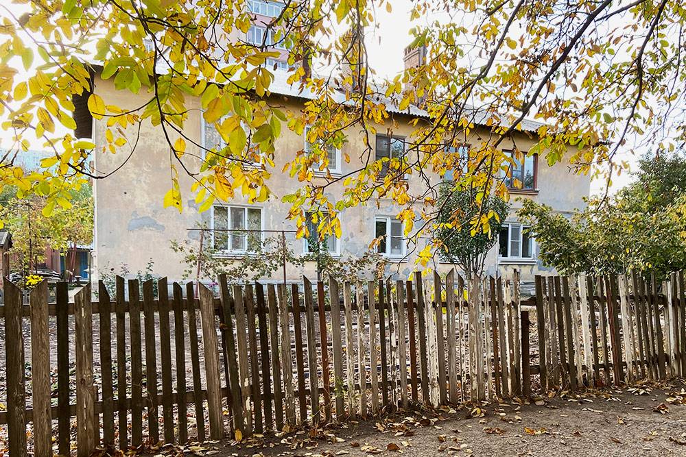 Жактовский дом в Северном поселке. У жителей свой дворик и грядки, где они летом выращивают овощи