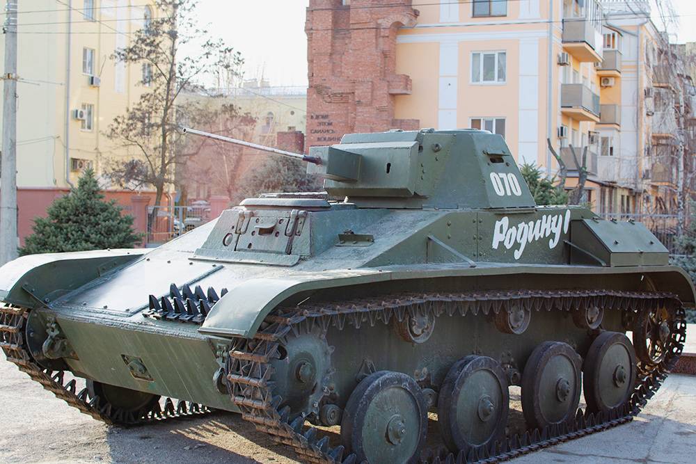 На территории музейного комплекса есть выставка военной техники — не только советской, но и немецкой