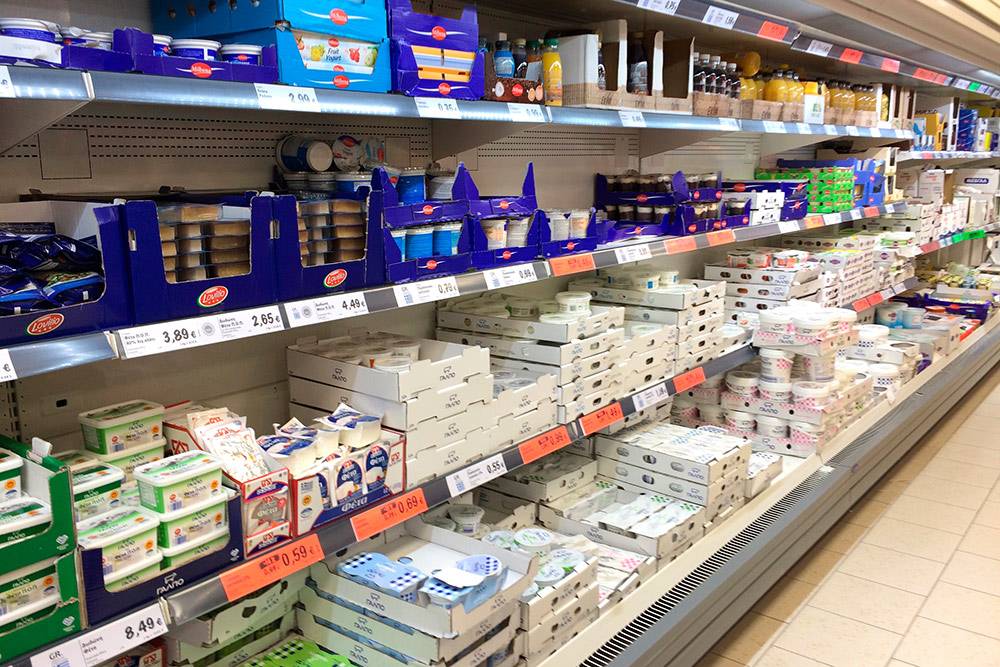 Холодильник с молочной продукцией в супермаркете «Лидл». Две нижние полки полностью заняты греческими йогуртами