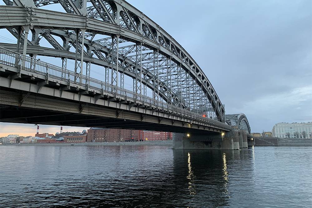 Большеохтинский мост — вид с Малоохтинской набережной