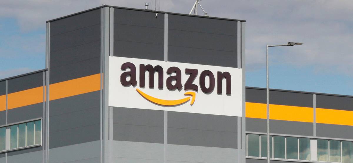 Операционная прибыль Amazon упала вдвое, чистая — вдвое выросла. Как так вышло