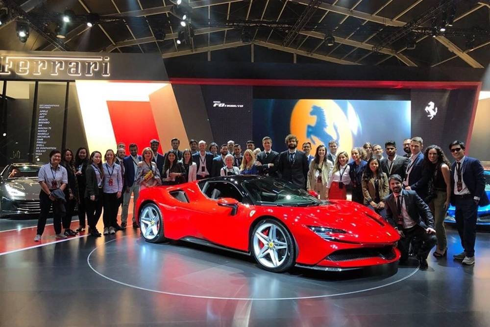 Групповое фото с закрытого мероприятия в Ferrari