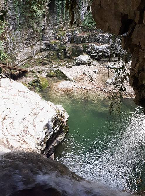 Потоки воды были не очень сильные, поэтому я смог сделать фото водопада сверху