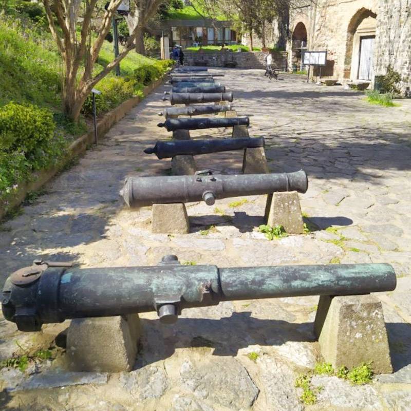 Пушки стоят на входе в крепость и в ее нижнем дворе