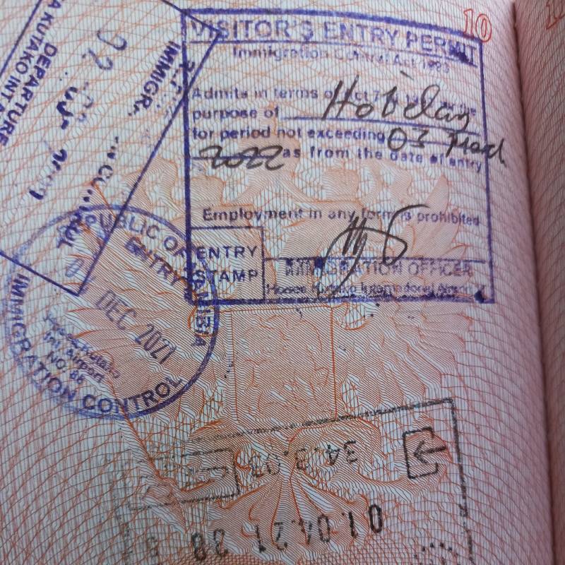 Сверху справа — штамп о пересечении границы Намибии в моем паспорте. В него пограничник ручкой вписал цель визита — отпуск — и дату, до которой мне нужно покинуть страну