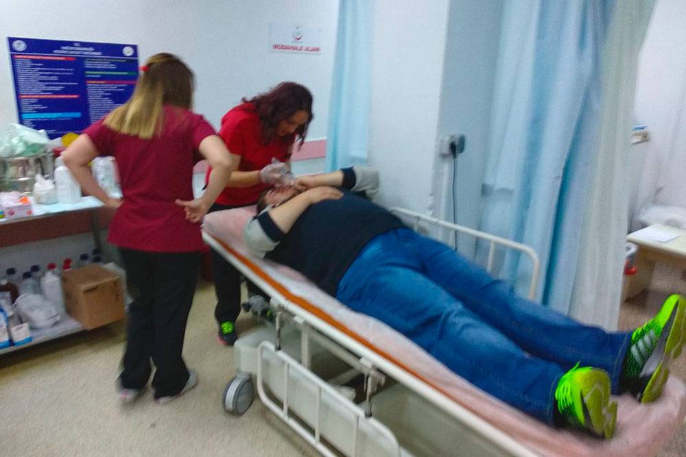Кириллу промывают глаз физраствором в турецкой больнице. После промывания стало значительно легче, а еще через 4 дня глаз уже почти не беспокоил. Обошлось без&nbsp;специального лечения