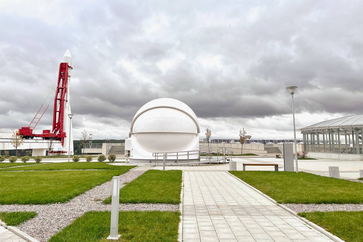 Обсерватория и ракета «Восток» на территории музея космонавтики