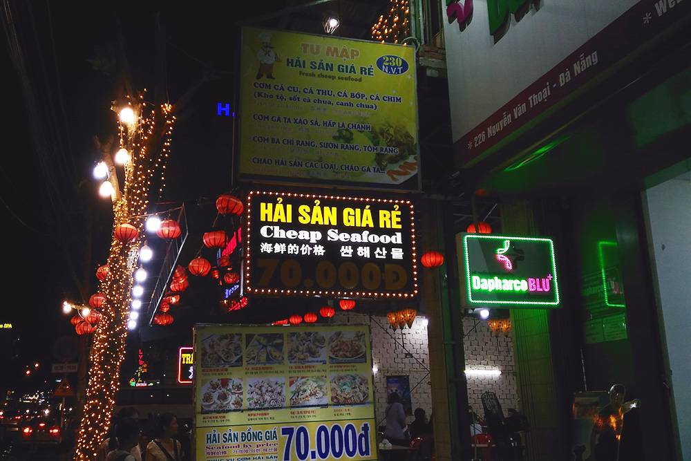 Вывеска кафе на четырех языках: вьетнамский, английский, китайский и корейский