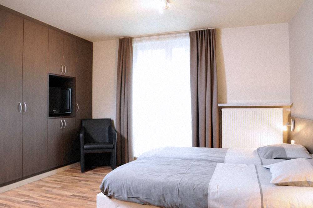 Отель в Брюгге был уютным и скромным. Фото: <«Букинг»>(https://www.booking.com/hotel/be/markies.ru.html?label=gen173nr-1FCAEoggI46AdIM1gEaMIBiAEBmAEhuAEXyAEP2AEB6AEB-AELiAIBqAIDuAKX8drjBQ;sid=1882095ab2d01dbd7550d8a4087ff9b6;all_sr_blocks=2034001_95145074_0_2_0;checkin=2019-02-27;checkout=2019-02-28;dest_id=-1955473;dest_type=city;dist=0;hapos=1;highlighted_blocks=2034001_95145074_0_2_0;hpos=1;room1=A%2CA;sb_price_type=total;sr_order=popularity;srepoch=1551284809;srpvid=1da173a4f29a0079;type=total;ucfs=1″/><img decoding=