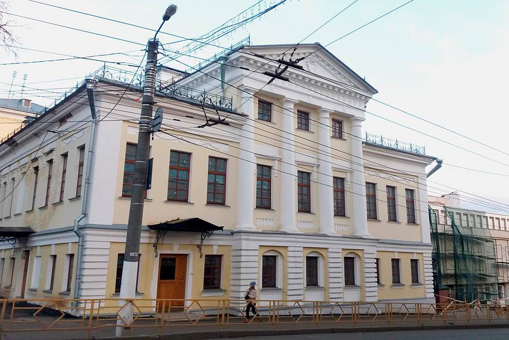 Это здание реставрировали около десяти лет. Справа видно музей имени братьев Васнецовых — весь в лесах