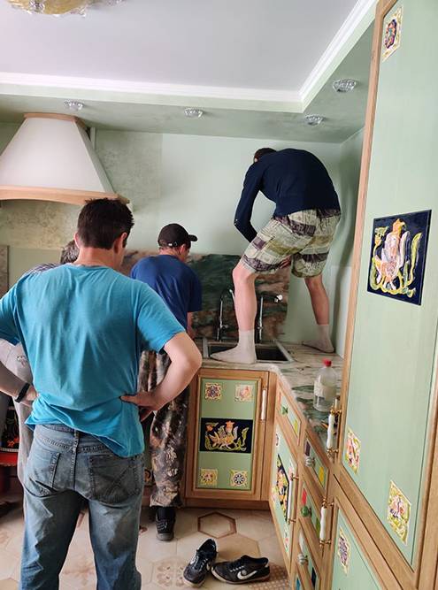 В одном фото — вся суть. С фартуком действовали очень аккуратно, чтобы не повредить краны. Мы их установили, так как перерыв между монтажом столешницы и фартука был более двух недель, а нам надо было пользоваться водой
