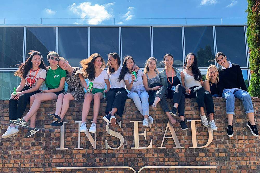 Группа студентов INSEAD на стене кампуса в 2019&nbsp;году