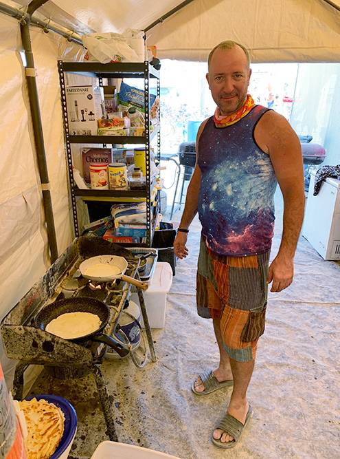 Неутомимый Эд готовит блинчики на завтрак для&nbsp;всего лагеря