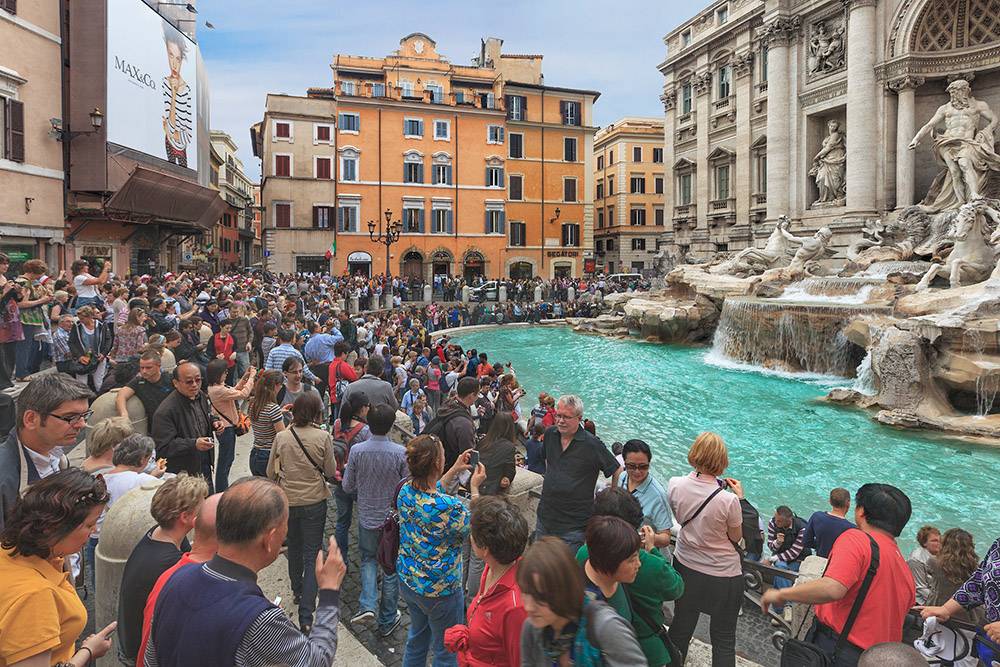 Обычный день фонтана Треви. Радует, что в 2019&nbsp;году в&nbsp;Италии запретили есть, пить и&nbsp;сидеть возле исторических памятников. Источник: Lena Serditova / Shutterstock